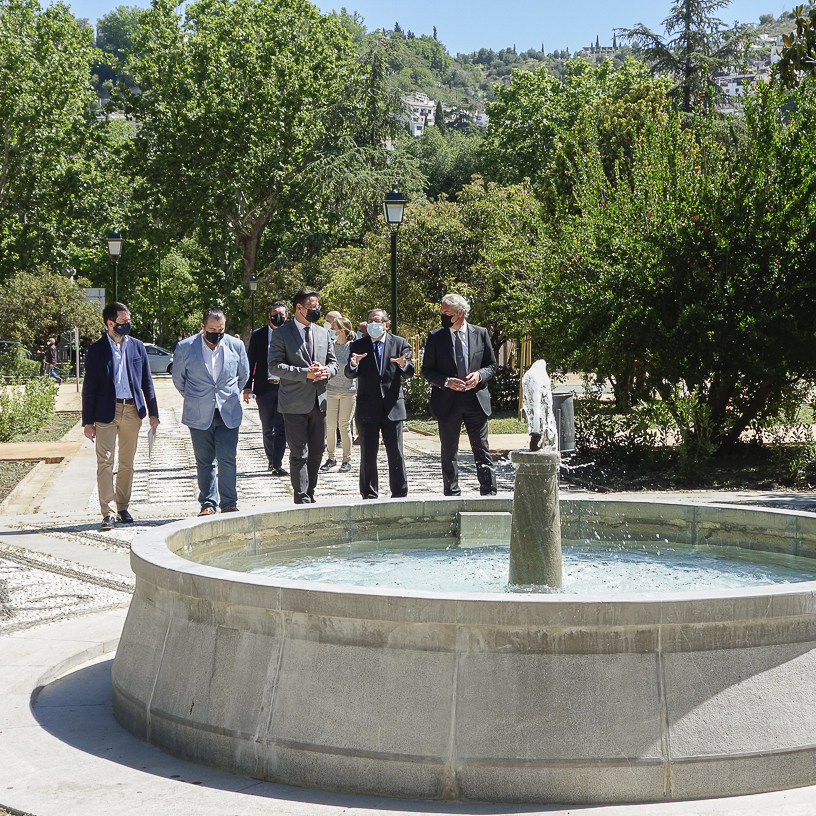 ©Ayto.Granada: EL AYUNTAMIENTO CULMINA LA REMODELACIN DE LA PLAZA LPEZ BURGOS CON UNA INVERSIN DE 125.000 EUROS 